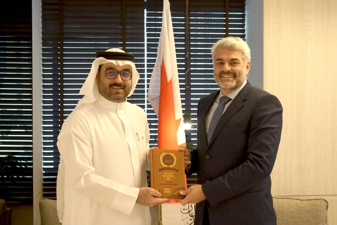 النائب السلوم يتلقى نسخة من مفكرة "صادر" التاريخية